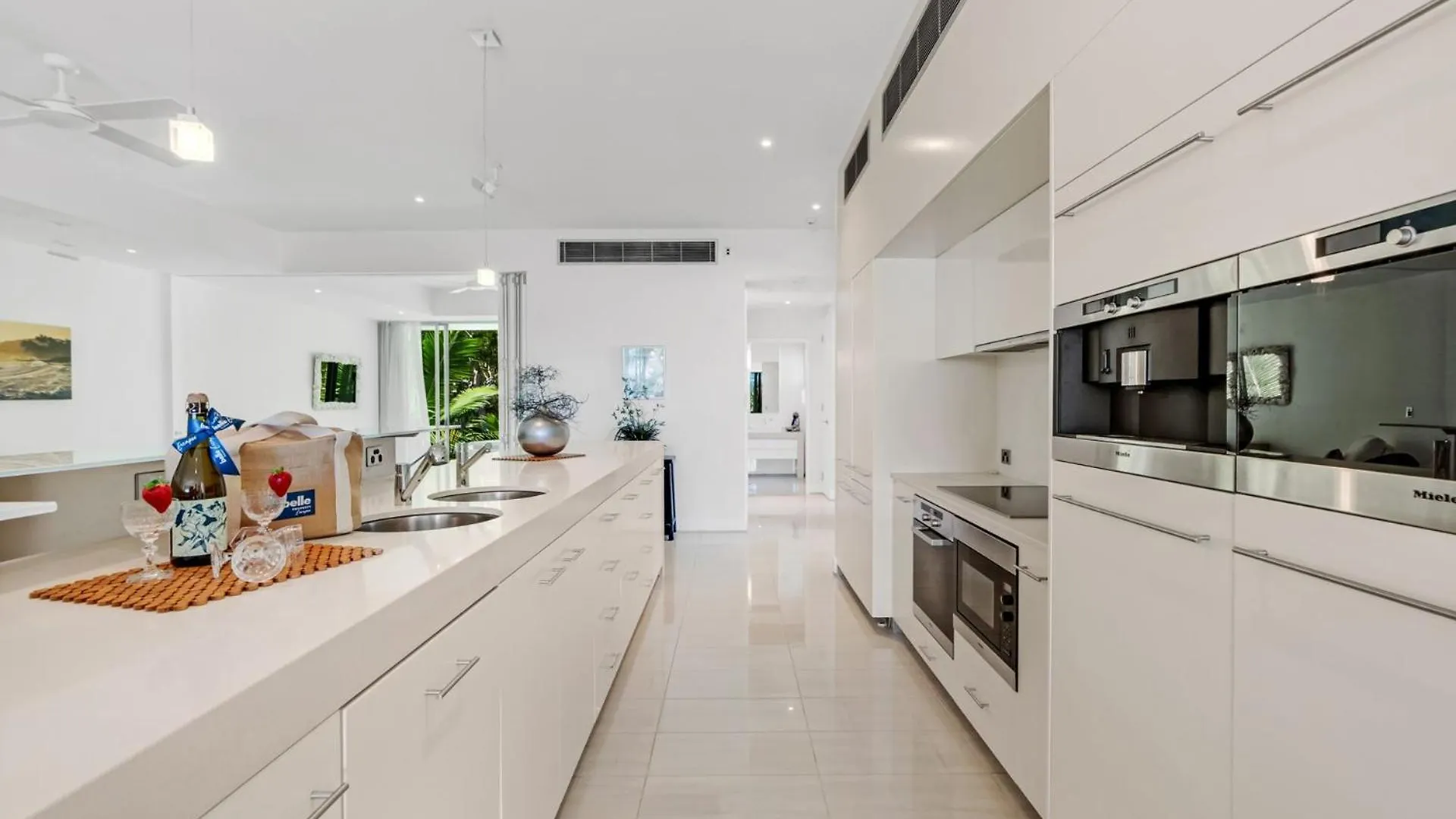 Belle Escapes Daydream At Drift Beachfront Palm Cove Australia