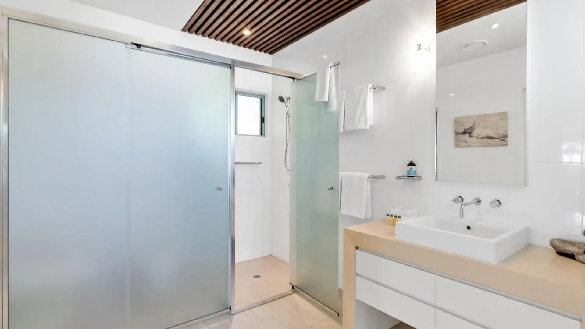 Belle Escapes Daydream At Drift Beachfront Palm Cove Apartment