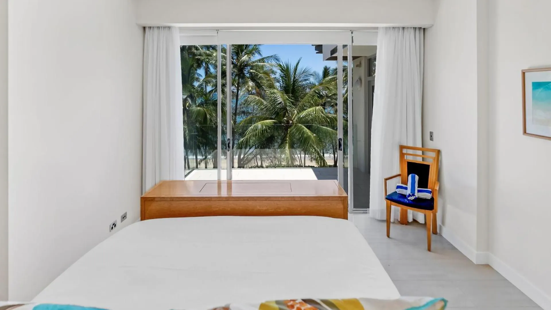 Belle Escapes Daydream At Drift Beachfront Palm Cove